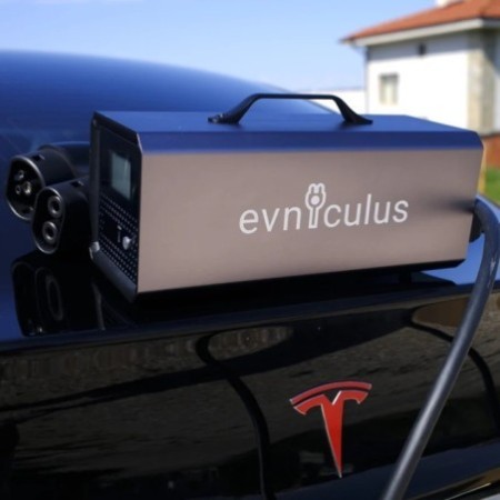 преносимо разрядно устройство (v2l) tesla 7 kw ccs2 + cee 32a син - близък план